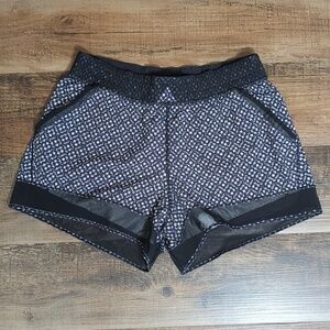 Lululemon Hotty Hot Running Shorts Size 6 Geometric Black/White Pattern